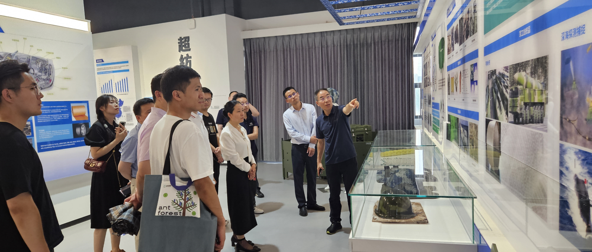 中南医院参观AG庄闲医疗创新研究院合作高校武汉纺织大学，共探医纺结合创新之路